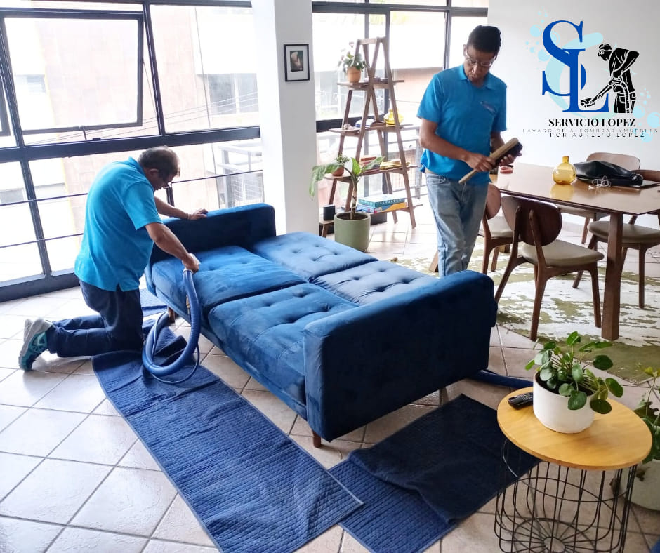 Equipo de Servicio López realizando limpieza profesional en CDMX